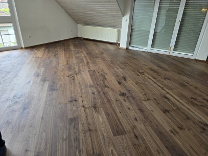 Nussbaumparkett neu verlegt in diagonaler Verlegerichtung
