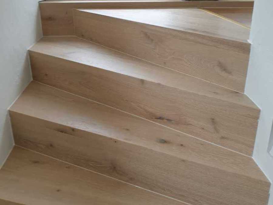 mit Parkett belegte Betontreppe