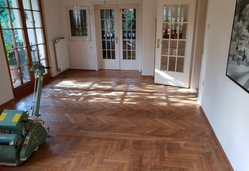 Schleifmaschine auf altem Parkettboden