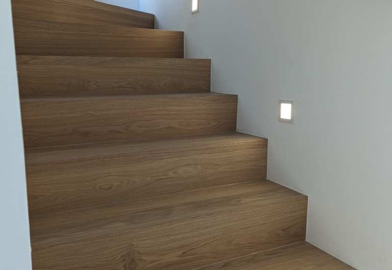 neu verlegter Parkettboden auf Betontreppe (Neubau)