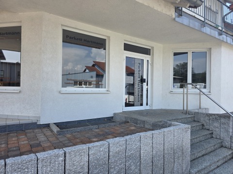 Außenansicht Ausstellung Parkett Hartmann